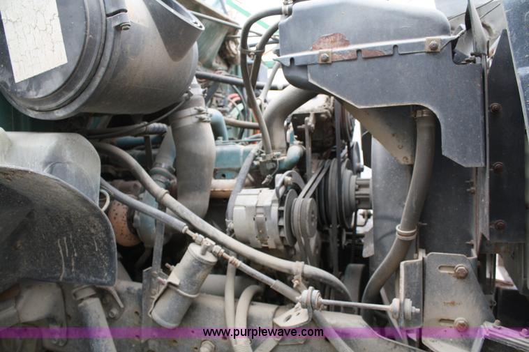 image for item 4884 1990 International Loral Easy-Rider 4900 sprayer