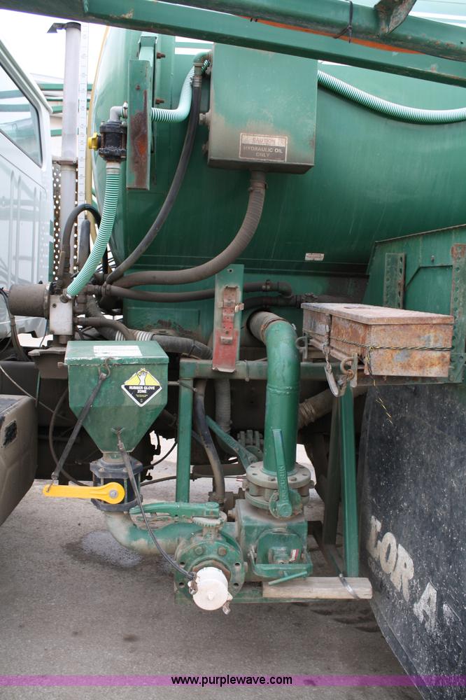 image for item 4884 1990 International Loral Easy-Rider 4900 sprayer