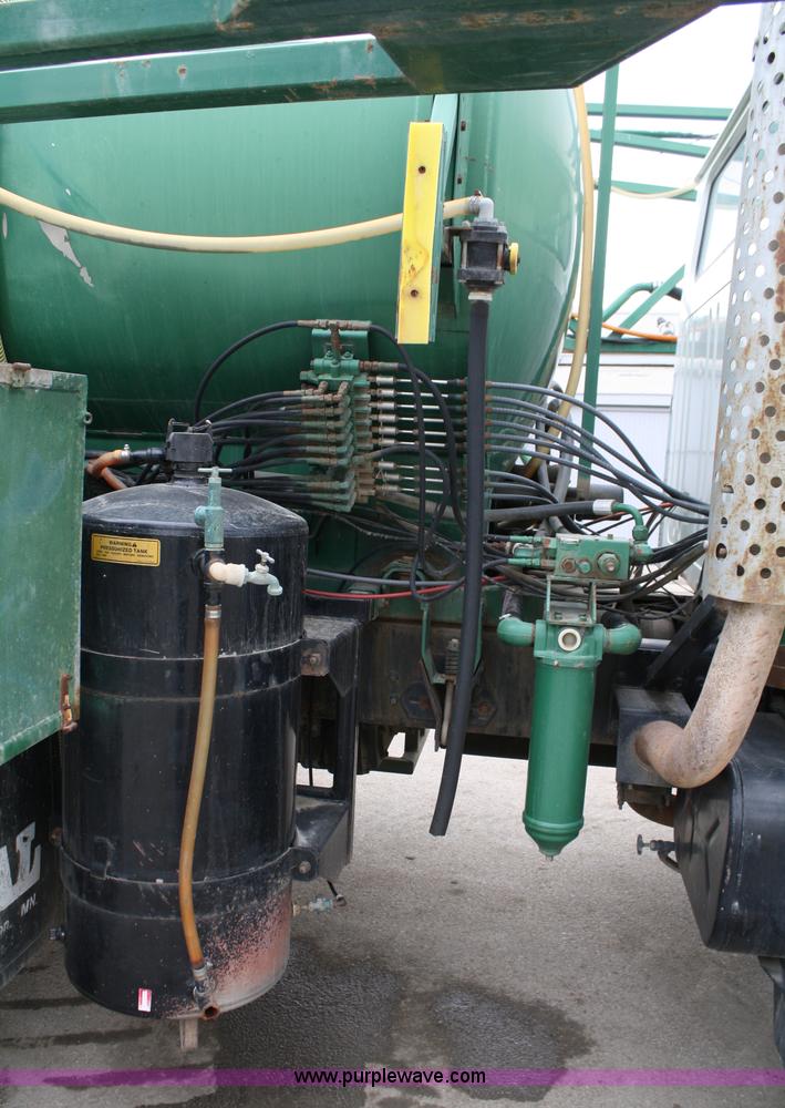 image for item 4884 1990 International Loral Easy-Rider 4900 sprayer