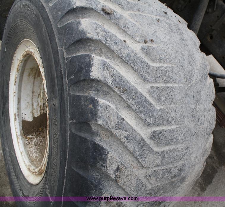 image for item 4884 1990 International Loral Easy-Rider 4900 sprayer