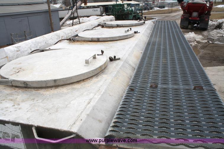 image for item 4885 1993 GMC TopKick bulk feed truck