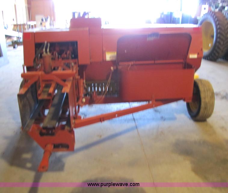 image for item 5203 New Holland 575 small square baler