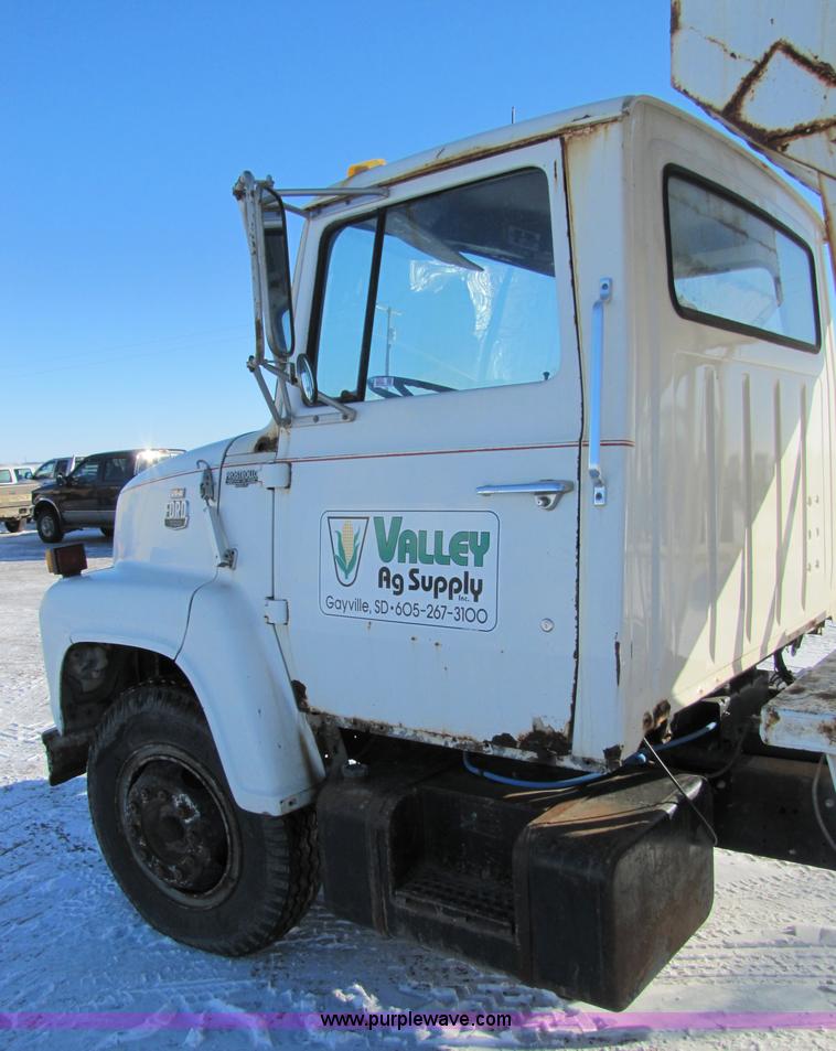 image for item 5305 1982 Ford N700 seed tender truck