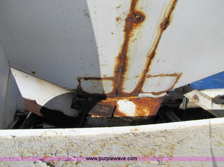 image for item 5305 1982 Ford N700 seed tender truck