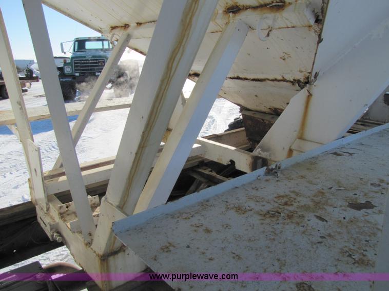 image for item 5305 1982 Ford N700 seed tender truck