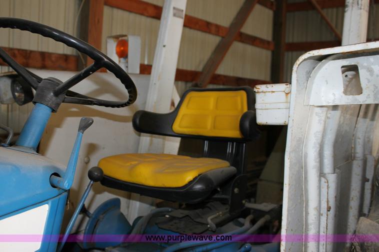 image for item 6528 Ford 6600 tractor