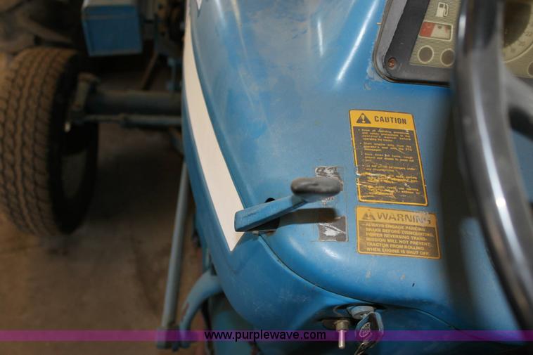 image for item 6528 Ford 6600 tractor