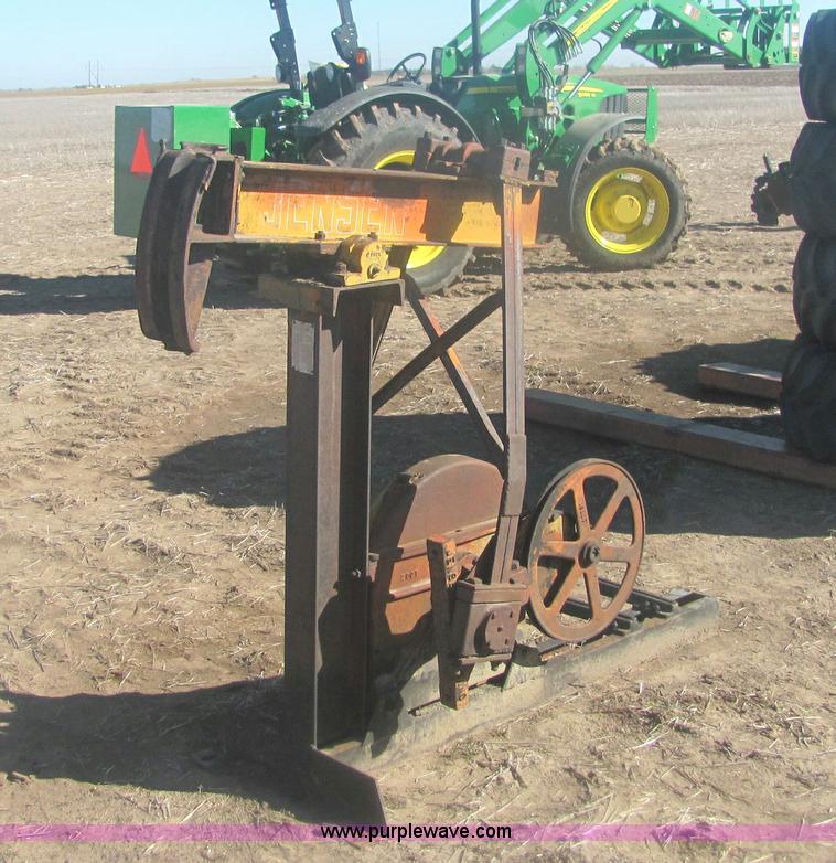 Jensen mini pump jack in Pratt, KS Item 6846 sold Purple Wave