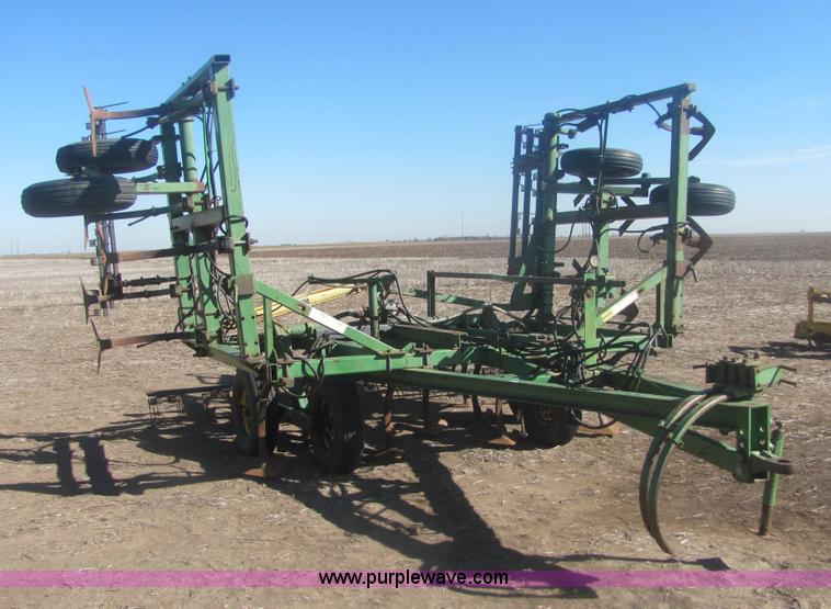 image for item 6852 John Deere A1600 24' folding chisel with injector