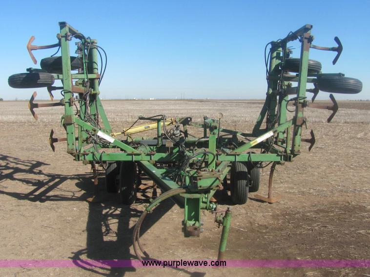 image for item 6852 John Deere A1600 24' folding chisel with injector