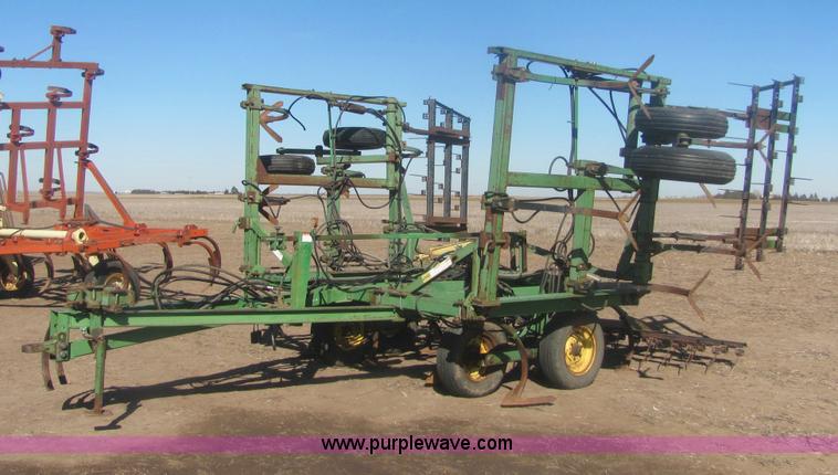 image for item 6852 John Deere A1600 24' folding chisel with injector