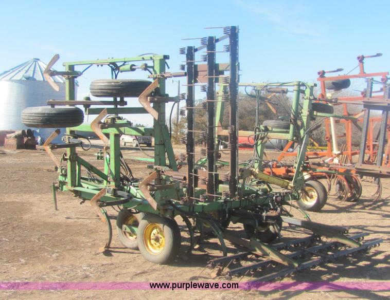 image for item 6852 John Deere A1600 24' folding chisel with injector