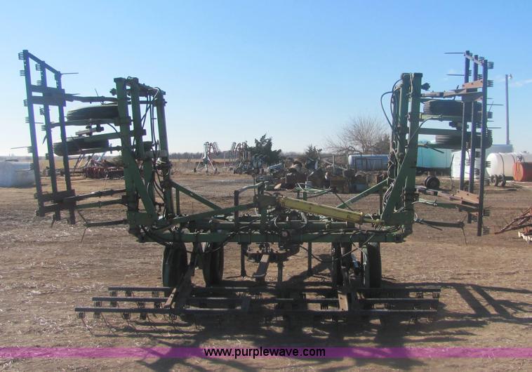 image for item 6852 John Deere A1600 24' folding chisel with injector