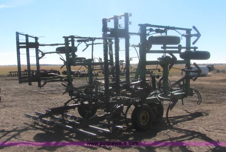 image for item 6852 John Deere A1600 24' folding chisel with injector