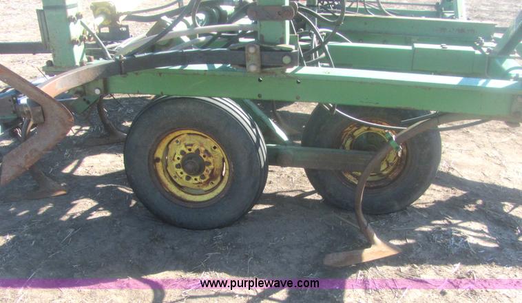 image for item 6852 John Deere A1600 24' folding chisel with injector