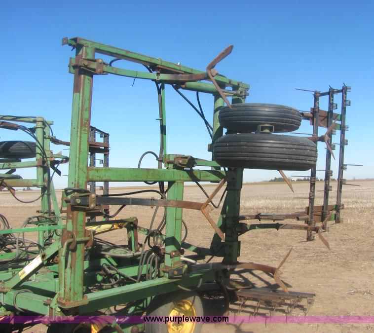 image for item 6852 John Deere A1600 24' folding chisel with injector