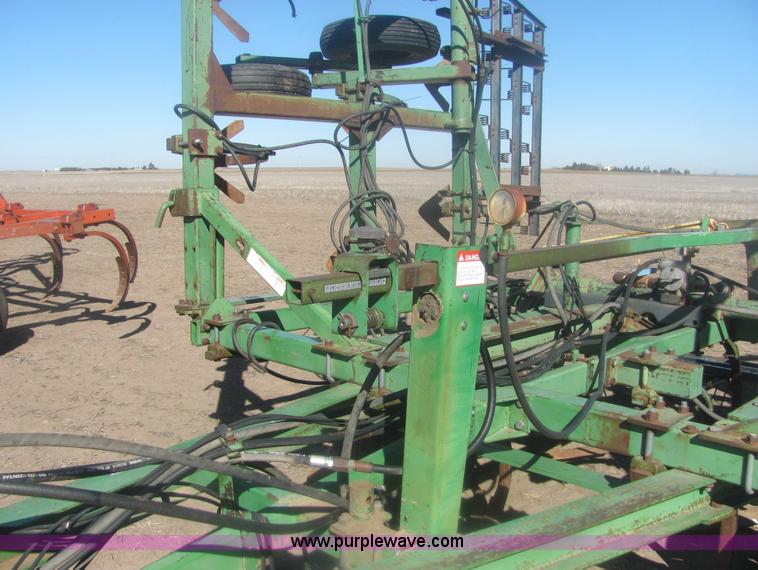 image for item 6852 John Deere A1600 24' folding chisel with injector