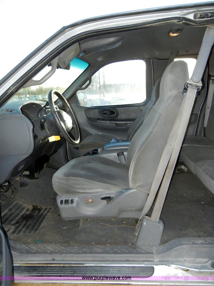 image for item 2134 2001 Ford F150 XLT pickup truck