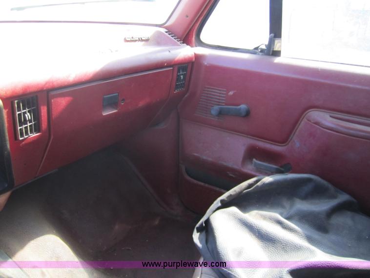 image for item 2969 1988 Ford F150 Custom extended cab pickup truck