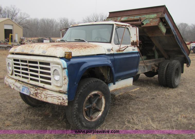 image for item 3585 1977 Ford F600 dump truck
