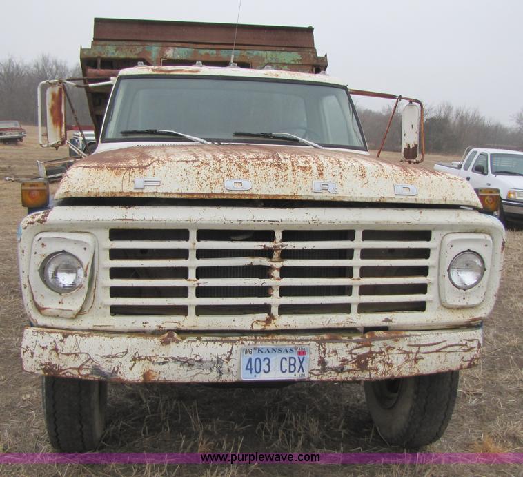 image for item 3585 1977 Ford F600 dump truck