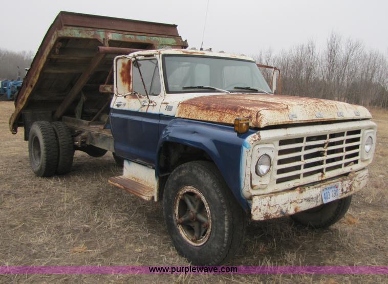 image for item 3585 1977 Ford F600 dump truck