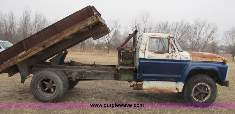 image for item 3585 1977 Ford F600 dump truck
