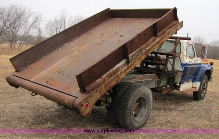image for item 3585 1977 Ford F600 dump truck