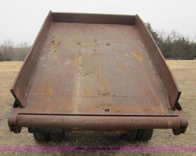 image for item 3585 1977 Ford F600 dump truck