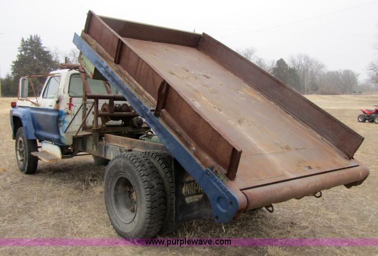 image for item 3585 1977 Ford F600 dump truck