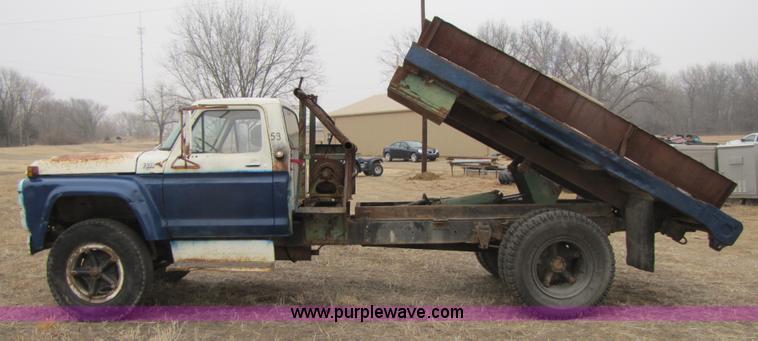 image for item 3585 1977 Ford F600 dump truck