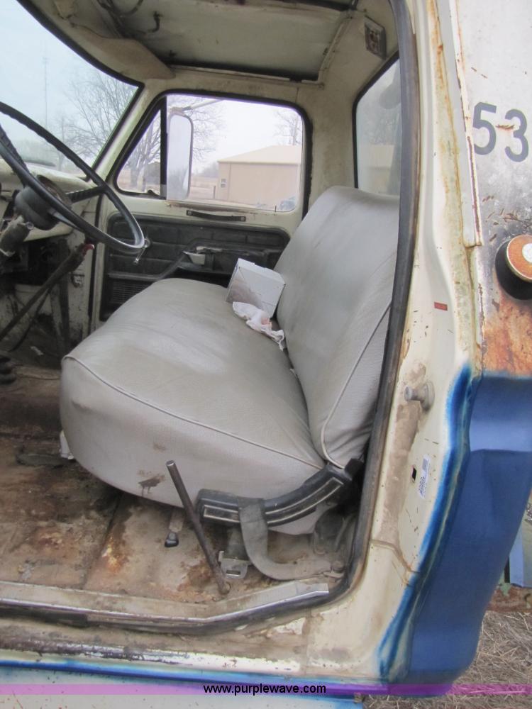image for item 3585 1977 Ford F600 dump truck