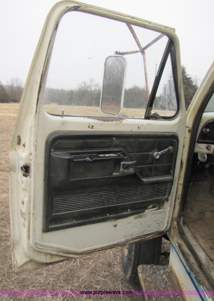 image for item 3585 1977 Ford F600 dump truck