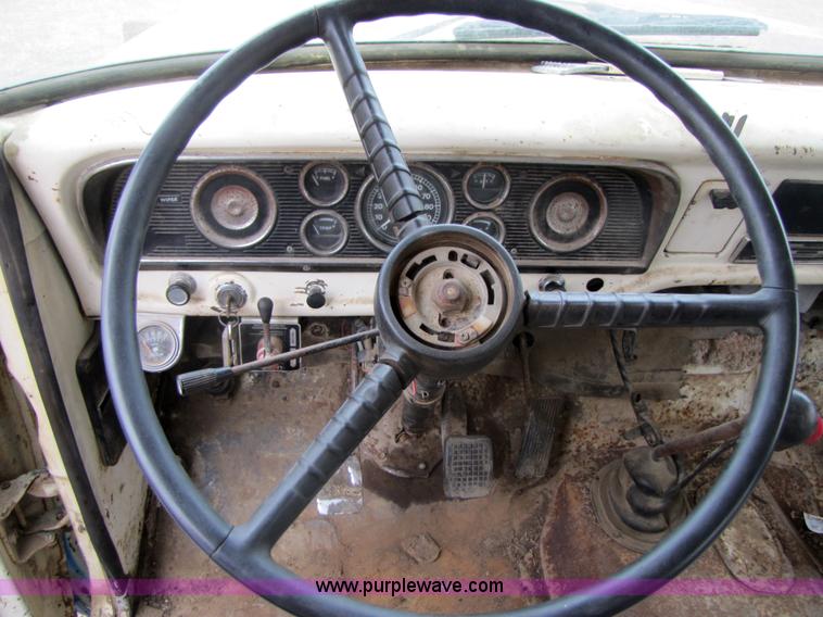 image for item 3585 1977 Ford F600 dump truck