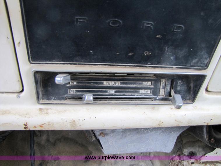 image for item 3585 1977 Ford F600 dump truck