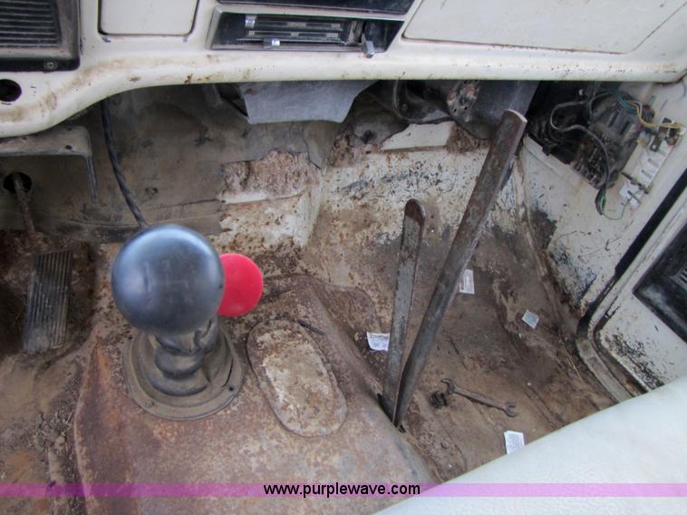 image for item 3585 1977 Ford F600 dump truck