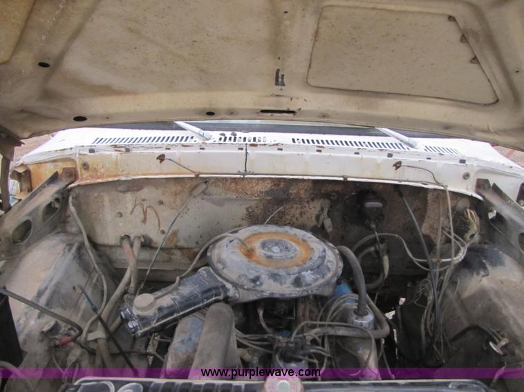 image for item 3585 1977 Ford F600 dump truck