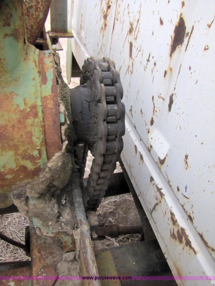 image for item 3585 1977 Ford F600 dump truck