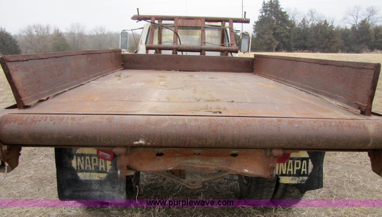 image for item 3585 1977 Ford F600 dump truck