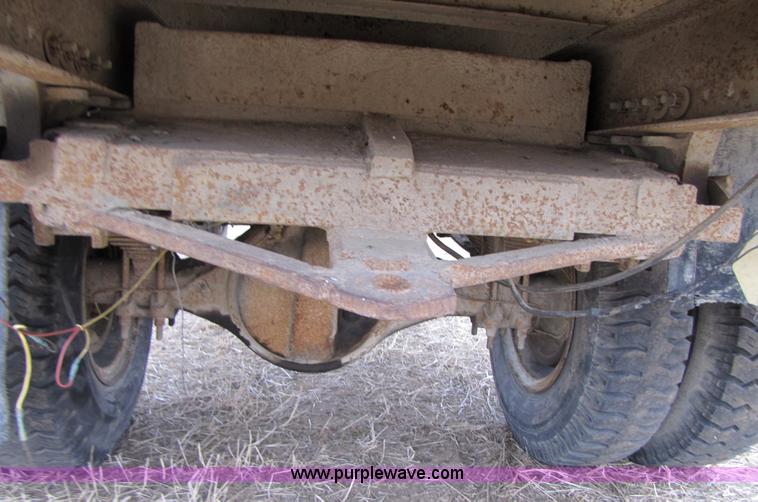 image for item 3585 1977 Ford F600 dump truck