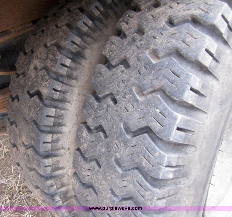 image for item 3585 1977 Ford F600 dump truck