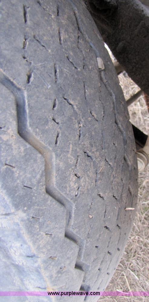 image for item 3585 1977 Ford F600 dump truck