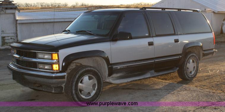 image for item 4921 1997 Chevrolet K1500 Suburban SUV