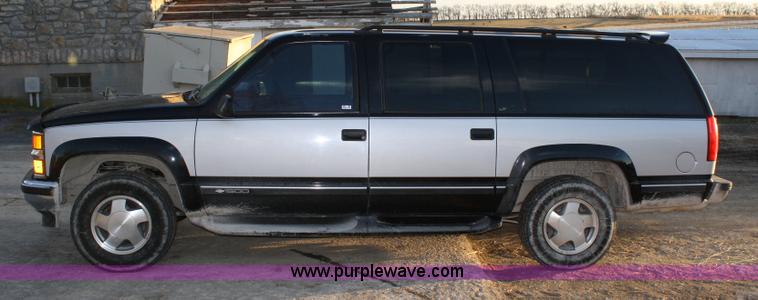 image for item 4921 1997 Chevrolet K1500 Suburban SUV