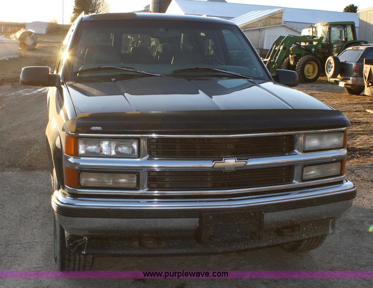 image for item 4921 1997 Chevrolet K1500 Suburban SUV