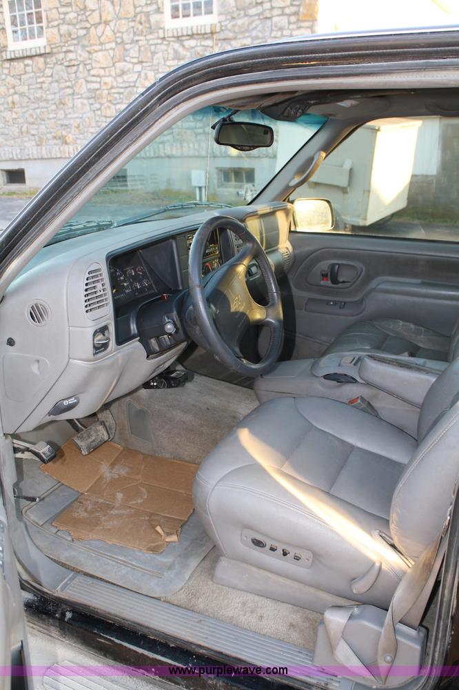 image for item 4921 1997 Chevrolet K1500 Suburban SUV