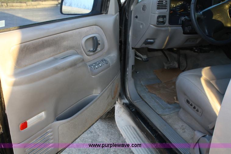 image for item 4921 1997 Chevrolet K1500 Suburban SUV