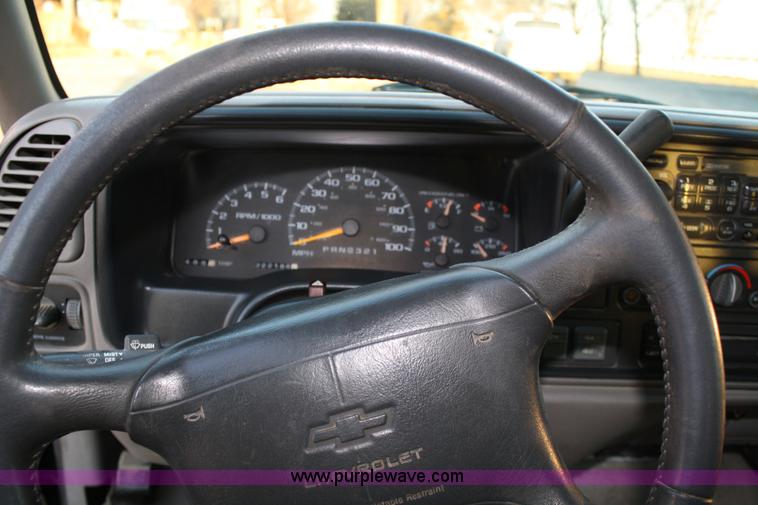 image for item 4921 1997 Chevrolet K1500 Suburban SUV