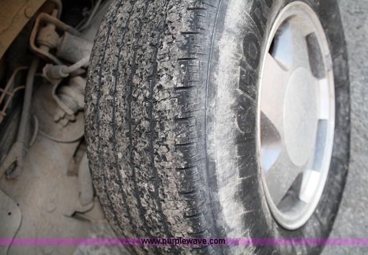 image for item 4921 1997 Chevrolet K1500 Suburban SUV