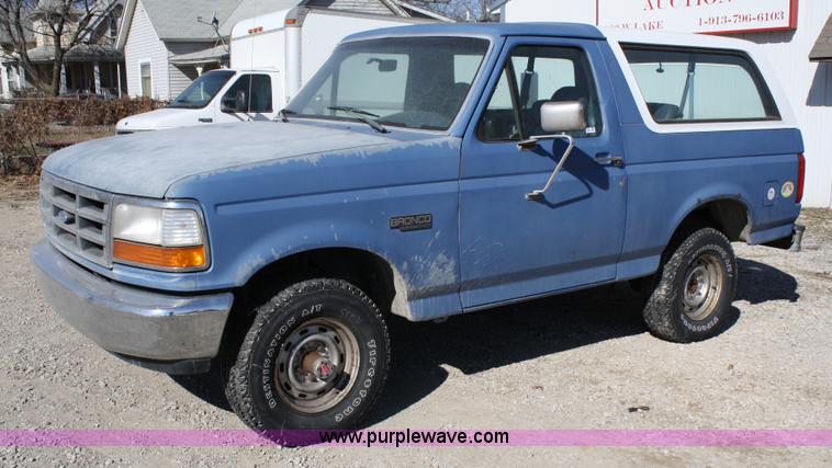 image for item 4926 1992 Ford Bronco Custom SUV